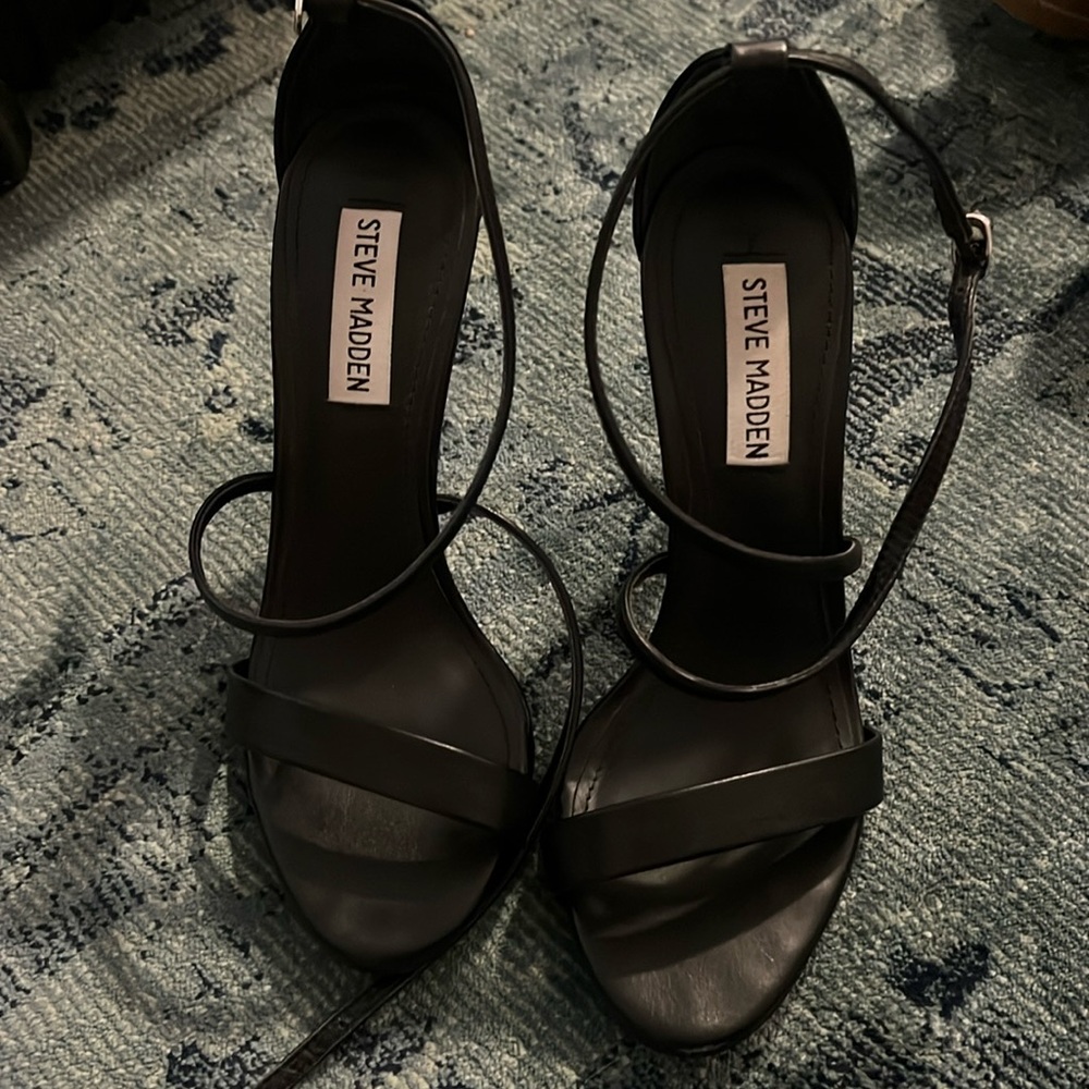 Black strappy sandal. Size 7